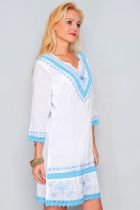 Robe d\'été blanche et bleu turquoise 